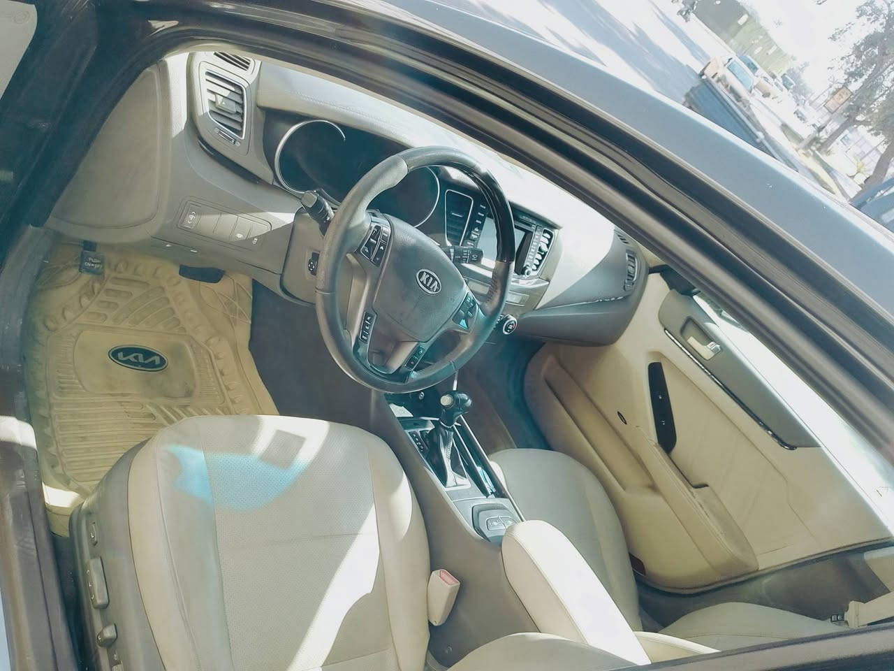 ....السلام عليكم
......كيا كادنزا ٢٠١٣وارد خليجي شركة عامه فول مواصفات اعلى فئة رقم بغداد السيارة بيها مكانات صبغ اثر طخطخات بدون حادث قوي السيارة جاهزة مابيها نقص مكان بغداد البلديات ***********...
مكلف بل نشر تدلل على رقم
