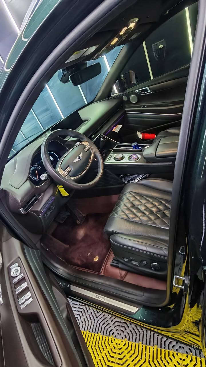 السلام عليكم 
GV80 للبيع 
موديل 2023 
ماشية 36000 كيلو متر
استيرادي من امريكا 
حادث جاملوغ يسار ودعامية امامية مبدلات نفس اللون بدون صبغ 
اريباكات الستيرن والكشن والبردة 
تدفئة تبريد بالكشنات كلهن 
مساج كشن السائق 
محرك 6 سلندر 3500 توين توربو 
بصمتين
تحريك السيارة بالبصمة
سقف بانوراما 
تشغيل عن بعد 
رادار ونقطة عمياء 
وكثير بعد من المواصفات 
السيارة 5 راكب 
كاملة من اي نقص 
مغلفة بافلام حماية PPF 
عليها رقم بغداد مميز من 4 ارقام  (3050)
زجاج مضلل بالسنوية لسنة 2029 

للبيع فقط 
مع الرقم 
السعر 47000 دولار وبي اشوية مجال 
الاتصال 
***********

0782 664 4482
