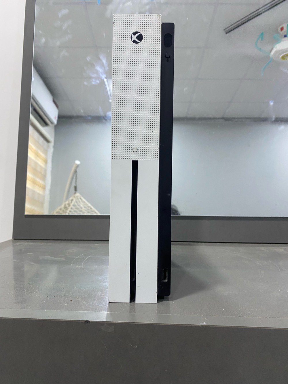 xbox ones مثل ما اموضح بل صوره كله بعده بستيكراته مع يده تجاره محوره مال العاب احترافيه ويده اصليه ما سيريس اس وكيبورد كيمنج وسمعات كيمنج من شركه JBLكلهم وضع شركه 220وبيها مجال للطيبين عنواني موصل ايسر حي الفلاح رقمي ***********