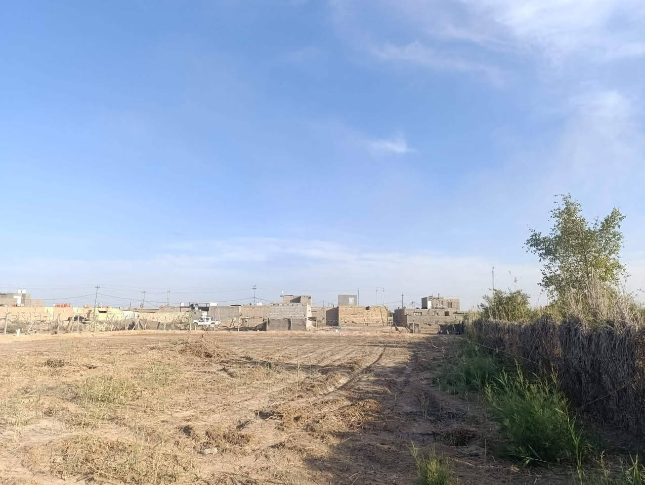 ارض طابو زراعي سند 25 مساحتها أكثر من دونم يعني أكثر من 2500 مسيجه بي ار سي وبيها أساس خريطه كامله 300 متر صب كونكريت موقعها قرب دور الكم السعر 65 وبيها مجال للاستفسار  الاتصال على الرقم ***********
