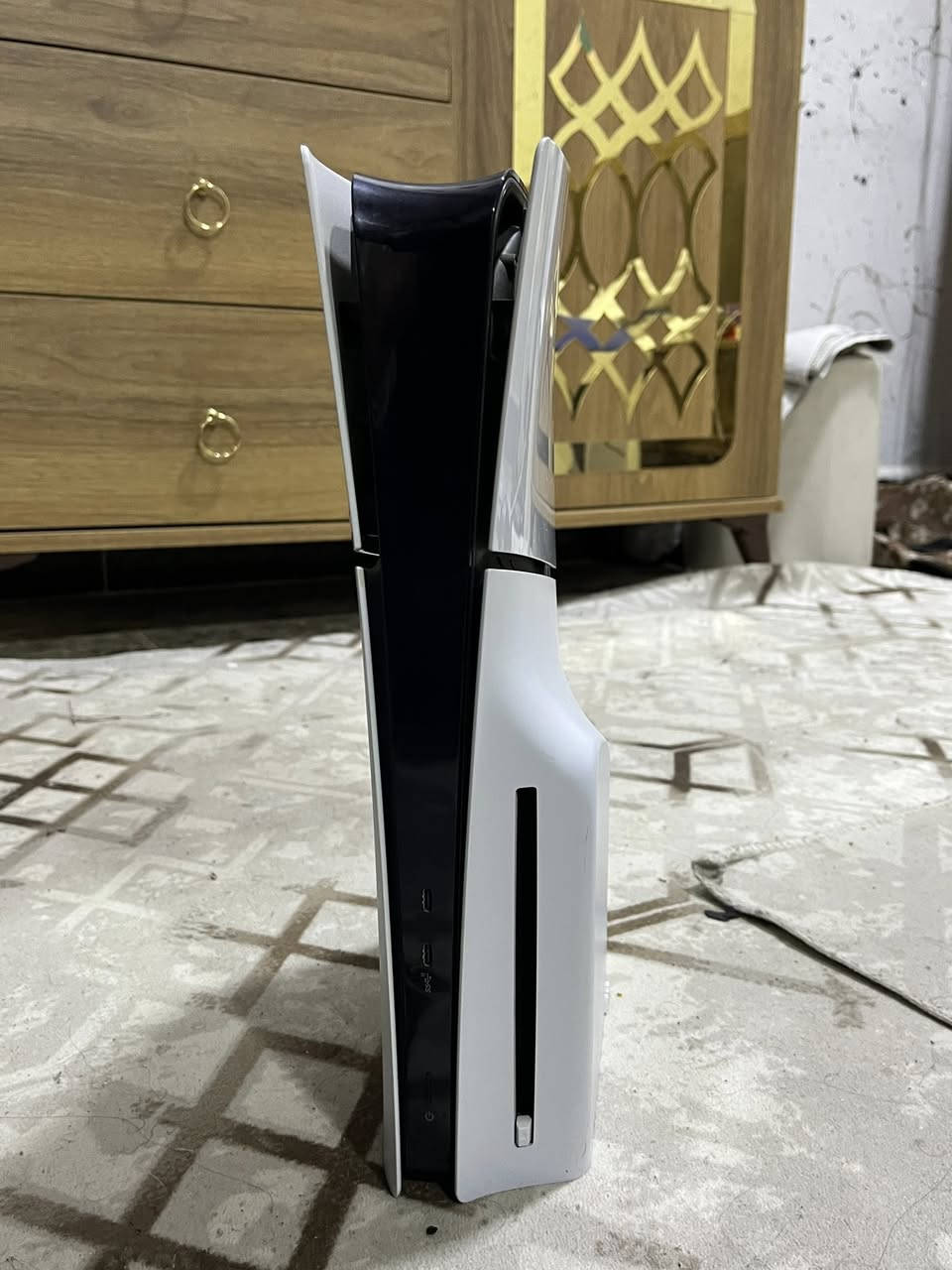 السلام ؏ـليكم
 بلي فايف سلم للبيع  مع كامل الملحقات النضافه: 100% مستخدم قليل ويا قرص جي تي اي فايف الذاكرة واحد تيرا
السعر: 625 وبي مجال
للأتصال: ***********
