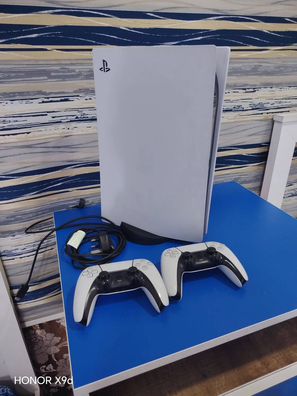 PS5
اخو الجديد العام اشتريتة  وياه يديتين و
 ٨ اقراص  والكارتونة موجودة 
السعر ٨٠٠ الف قفل   مكاني البلديات


**إذا كنت صاحب هذا الإعلان وتريد حذفه لأي سبب، رجاءا أرسل رسالة إلى الدعم الفني**