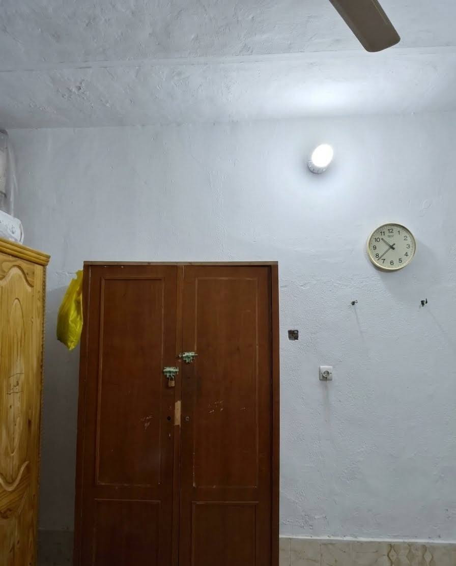 السلام عليكم 
بيت مساحه 100متر طابو زراعي  وبي بيتونه بناء جديد صار سنتين من بنيته العنوان حي الحسين الجديد قرب البستان الاستفسارات والتواصل ***********
