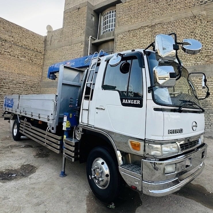 السلام عليكم 🫡 
شباب هينو أنكر للبيع 
محرك ٨٠ خطين فول عادي كرين كاركو 3 سلايت عدل 
طول بدي 5,85 صافي 
للاستفسار :***********