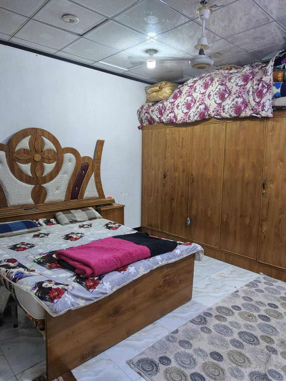 سلام عليكم بيت للبيع مساحه 100 متر شارع الزوار قريب عل شارع 60 شارع تبليط طابق ونص غرفه وصاله فوگ عايزات سقف فقط طابق الفوگ  شارع 12 متر سعر 60 وبي مجال الاستفسار عل رقم ***********
