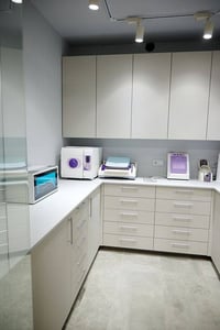 كاونتر طبي • خشب ومرمر • بسمايه