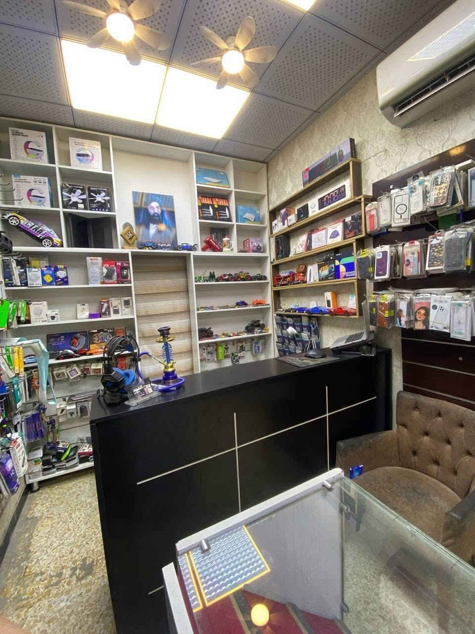 السلام عليكم حبايب عدنه محل معروض للبيع كامل مكمل تجي اشوف السجلات مال المحل والمحل شغال خير من الله حته حمام امسوي بي فوكاك جم نسائي وبصفك صالون ومطعم وصيرفه وبصفك مدخل مال سوك الشهداء وأمانت الله ورسوله سبب البيع ضروف خاصه المحل مو سر قفليه ايجار شهري وتريده هوه وغراضه تريد شلعت رجل  منطقت الامين الثانيه شارع النواب. التواصل واتساب فقط
***********
