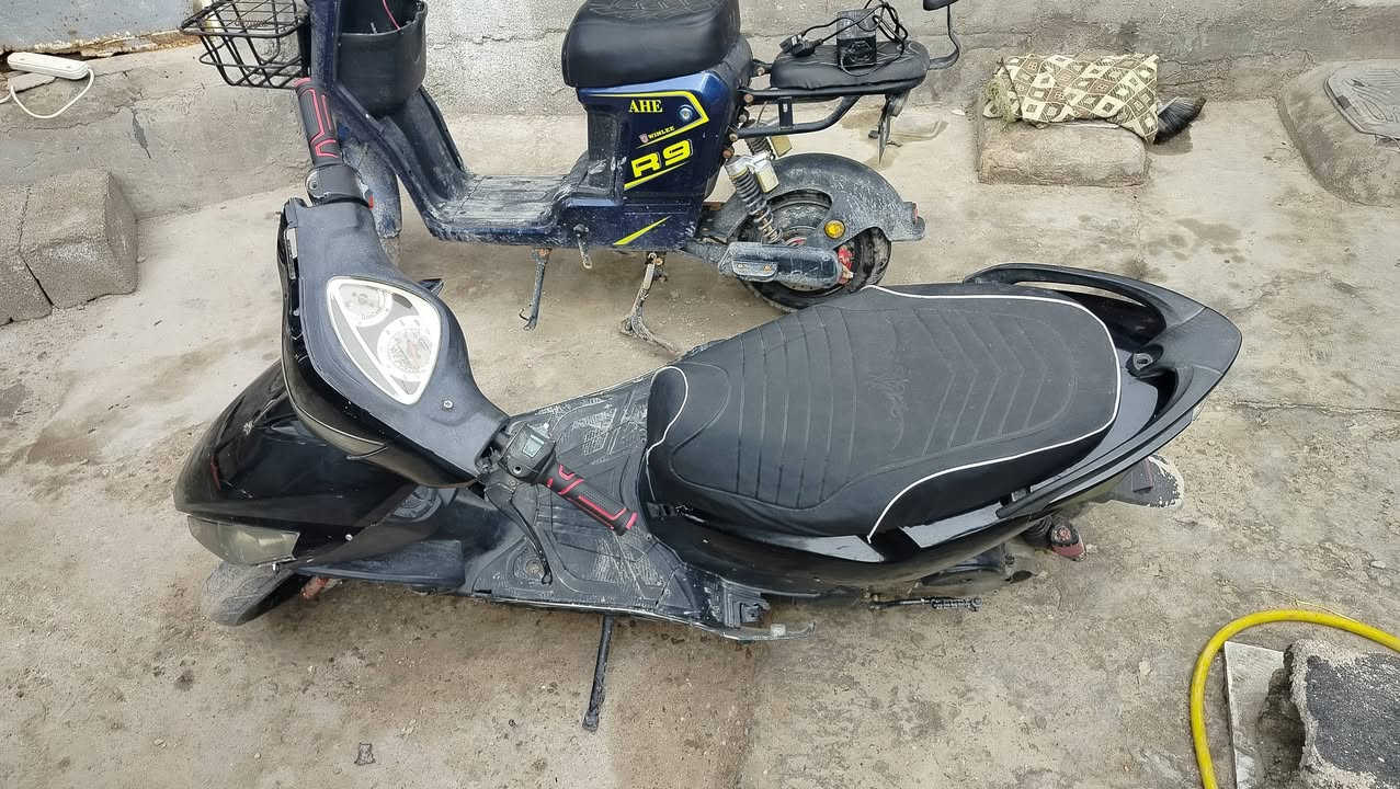 دراجة ماكس مضلع محرك ماكس عدلة
نواقصها ( سلف + اشاير + لايت امامي مع خلفي + بريك امامي ) 
غير هذا الشي ما بيها مشكلة 
باتري موجود وتشتغل من اول هندر كزوز رياضي 
مكاني ابي الخصيب 
السعر 375الف 
تواصل معي ع الرقم افضل لان ما متواجد هنا , ***********
