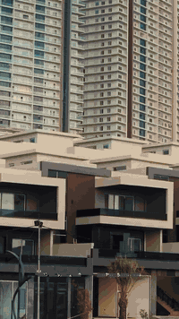 🏡 برايم فيلج – قلب دهوك النابض بالفخامة 🏡
مشروع سكني راقٍ بإطلالات ساحرة على المدينة والطبيعة الخلابة، يجمع بين الراحة، الرفاهية، والجمال الطبيعي. 
 🏡
 • إنجاز المشروع بنسبة 95%، والتسليم قريب جدًا.
 • بنية تحتية متطورة، طرق حديثة، مساحات خضراء،  ومرافق ترفيهية. 
 • إشراف شركات رائدة تضمن أعلى معايير الجودة.
 • موقع استراتيجي في قلب دهوك يمنحك حياة مريحة ومتكاملة.

📐 المساحات المتوفرة:
 • شقة 1+2 بمساحة 145 م²
 • شقة 1+3 بمساحة 190 م²
 • شقة 1+4 بمساحة 250 م²

📞 للاستفسار والحجز:
‏📞‭***********‬📞
‏📞0750‬8572893📞
