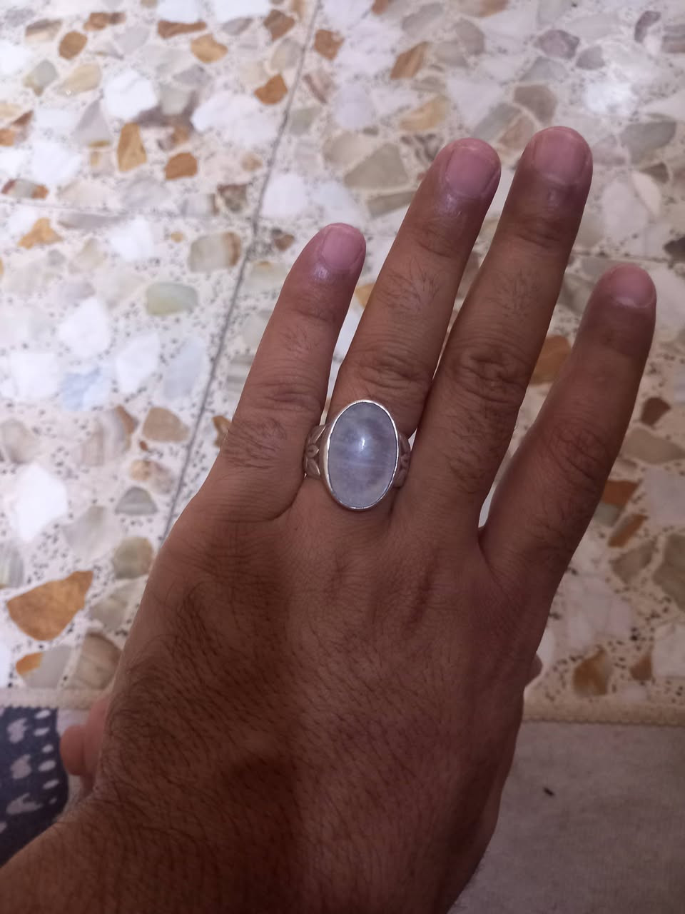 سلام عليكم محبس القمر  البيع يوجد توصيل كافه العراق سعره خاص تصال ***********
