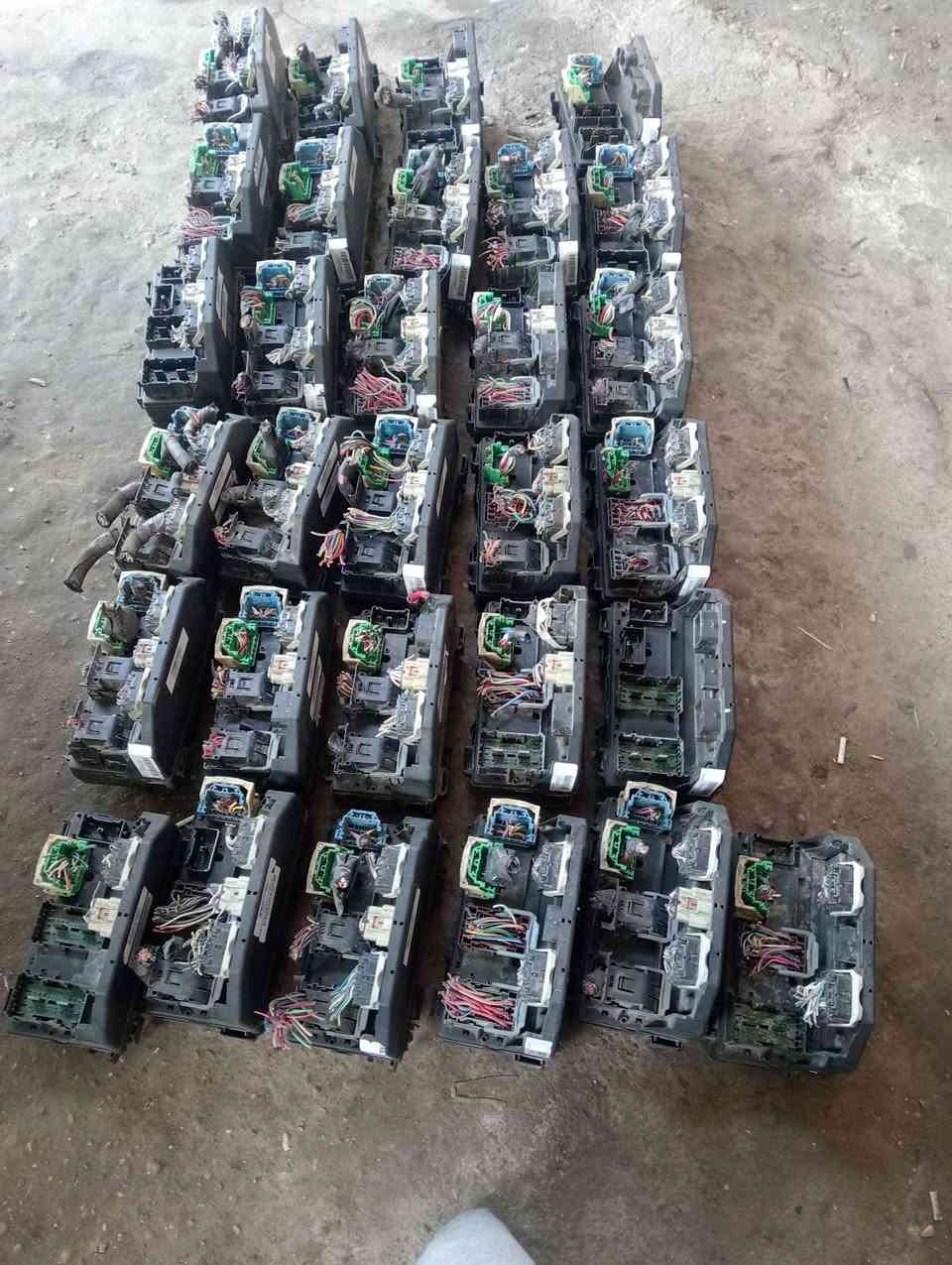 قواعد فيوزات حاويه دوج كرفان من موديل 2011/2020
جمله مفرد واتساب 

***********
