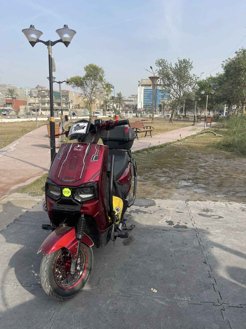 سلام عليكم من رخصتكم 
دراجة شحن للبيع جديدةة مستخدمة فقط شهرين او اقل ماشية قليل على كد مدرسة والبيت اشتريتهة شهر ١١ نهاياتة 
ملف ٢٠٠٠ / ٦ بطاريات كبار تمشيك ٨٥ كيلو / مزودة عقل رياضي / يدات رياضي / ويل رياضي / عدسات زنون / عدسة بومة / درع داير مداير الدراجة / تشغيل عن بعد / كارت شاشة تشغيل / تقفيل وفتح الدراجة بل بصمة كذلك / صندوكين بيهة 
سعر ٨٥٠ وبيهة مجال حك الجية 
مكاني بغداد شارع فلسطين 
رقم التواصل ***********
