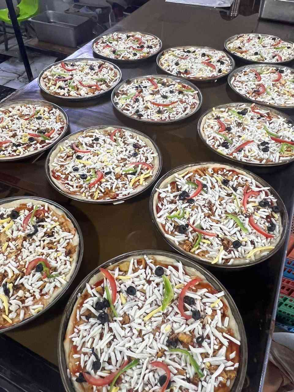 تحية لأهل منطقتنا الطيبين! ❤️🍟
شلونكم جيراني الأعزاء؟ 

إن شاء الله الكل بخير وصحة

حبيت أشارككم بـ [ ماكولات 🔥 Ah2] 

جيرانكم الجديدة اللي تفتح أبوابها الكم بكل حب

إحنا بصراحة ما نعتبره بس أكل سريع إحنا نهتم بأن نقدم لكم شي "نظيف" و"لذيذ" يبيض الوجه وكأنما مسويه بأيدنا بالبيت. أكلاتنا طازجة يوم بيوم والخدمة أكيد تليق بيكم وبكرمكم

كلنا نمر بلحظات "جوع فجائي" أو نكون تعبانين وما بينا حيل نطبخ فـ [Ah2] موجودة لخدمتكم وتدللكم بأطيب [صاج وبرجر رويز]

نحب نشوفكم وتجربون طعمنا، وإذا جربتونا مرة متأكد راح تصيرون زبائننا الدائمين

📍 عنواننا: [الحبانية المفتول قرب اسواق محمد سويد]

📞 للحجز أو التوصيل: [***********]

بخدمتكم دائماً وأهلاً وسهلاً بالجميع! 🌹
