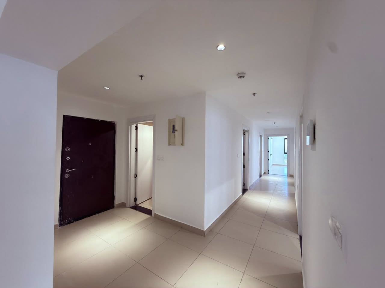 السلام عليكم 

شقة للأيجار في مجمع الرويال ستي Royal city  - المنصور - بغداد

تفاصيل الشقة : 
١- نوع A مساحة 200 متر مربع 
٢- بناية R3 طابق 18 
٣- تأتي ب ٣ غرف نوم ( ١ ماستر ) و حمامات عدد ٣ ( حمام ضيوف و حمام الشقة و حمام غرفة الماستر ) بالاضافة الى غرفة اللوندري 
٤-  كامل الشقة مجهزة بالسبالت
المطبخ و الحمامات مجهزة ايضاً 

سعر الايجار الشهري 1000$  

*********** 
اني مالك الشقة
