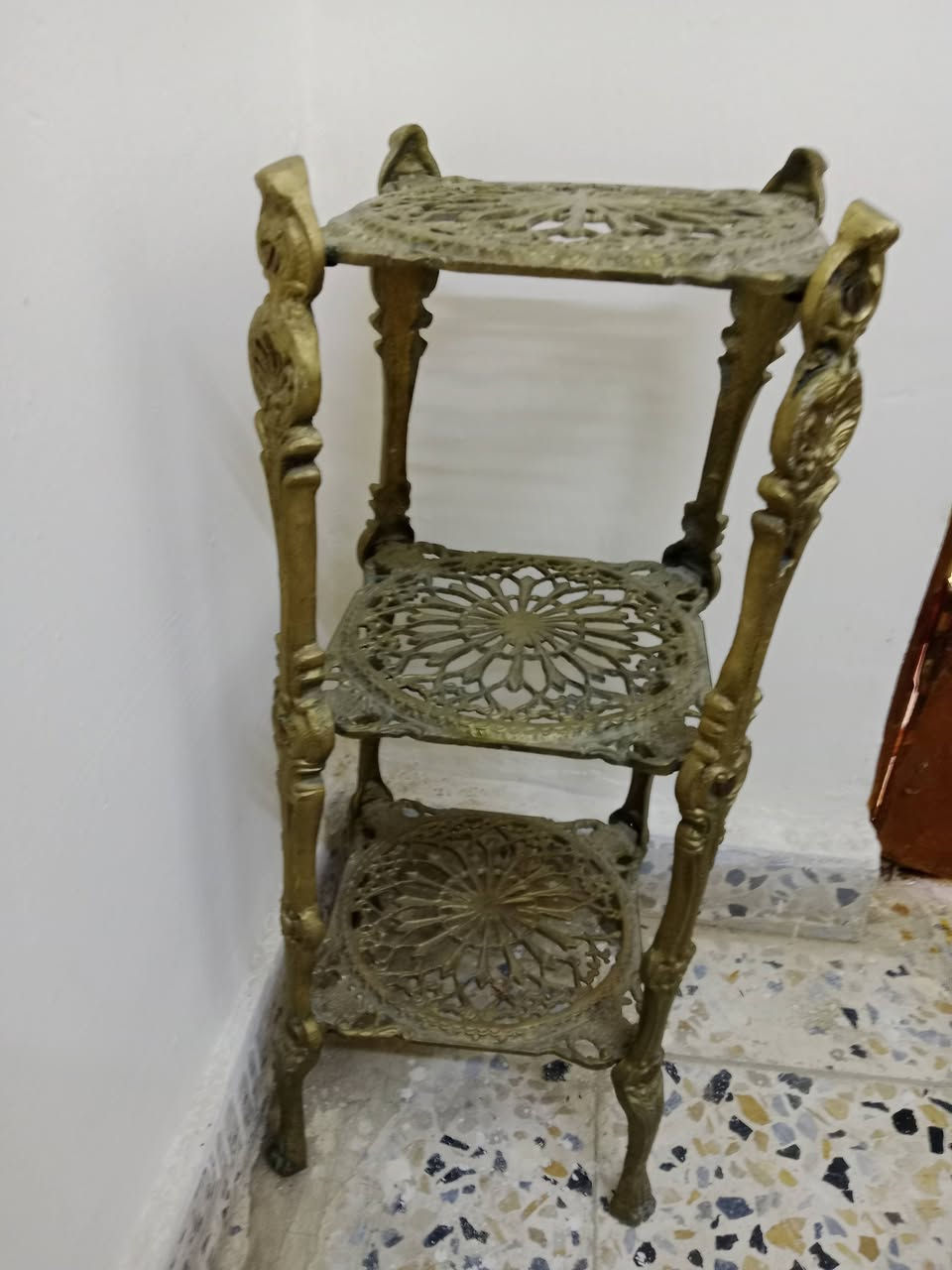 اسلام عليكم ني الأغراض لبيع طبله نحاس وياه هاذا المسجل شغال وياهن هاي لمرايه وميز التلفون نحاس علمن اني مكلف بل نشر هاذا رقم صاحبهن ***********

