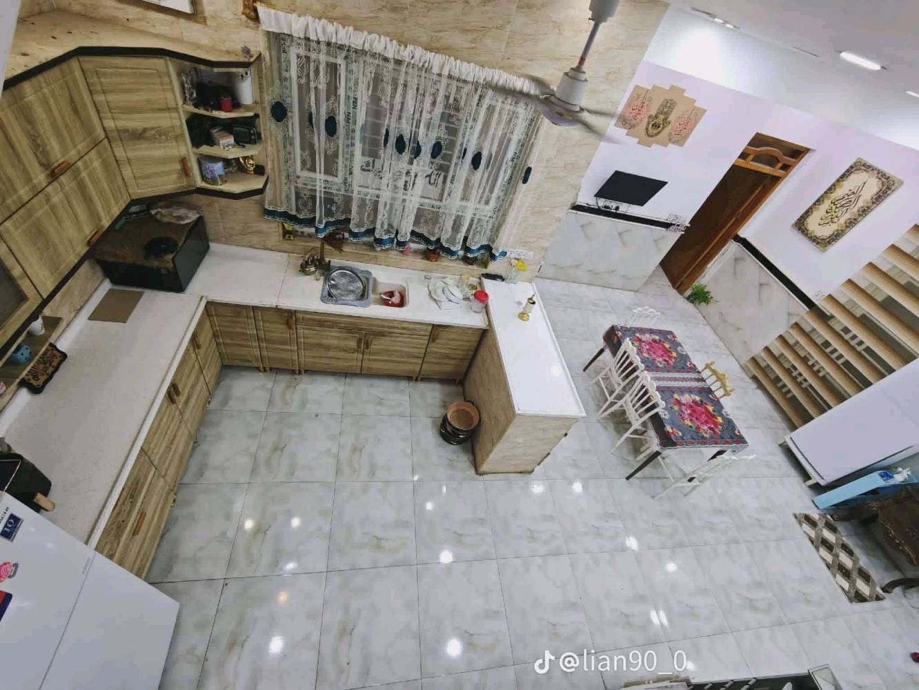 🏠 بيت للبيع - تصميم حديث (بناء 2023) 🏠
فرصة مميزة لامتلاك منزل أحلامك في قلب العمارة، بمواصفات عصرية وبناء درجة أولى.
📍 الموقع: منطقة القطاع - شارع نعمة الريفي (قرب روضة الرياحين).
📐 المساحة: 225 متر مربع.
📏 الأبعاد: الواجهة 9 متر × النزال 25 متر.
📜 السند: طابو صرف (ملك صرف).
✅ تفاصيل الطابق الأول:
الخارج: كراج واسع وحديقة بمساحة (9×9) متر.
الاستقبال: غرفتين للضيوف بتصميم مريح.
صالة مفتوحة بنظام "مودرن" على المطبخ.
يتوفر مطبخ "حار" إضافي + مجموعات صحية.
الجناح الخاص: غرفة نوم كبيرة (4×7) بنظام (سويت) داخلها حمام + مخزن خاص.
✅ تفاصيل الطابق الثاني:
غرفتين نوم إضافية.
صالة معيشة.
سطح كبير واسع.
🏗️ ملاحظة: البناء كونكريت بالكامل وأُنجز في عام 2023 (جاهز للسكن الفوري  
سعر بيت  500 بي مجال  قليل