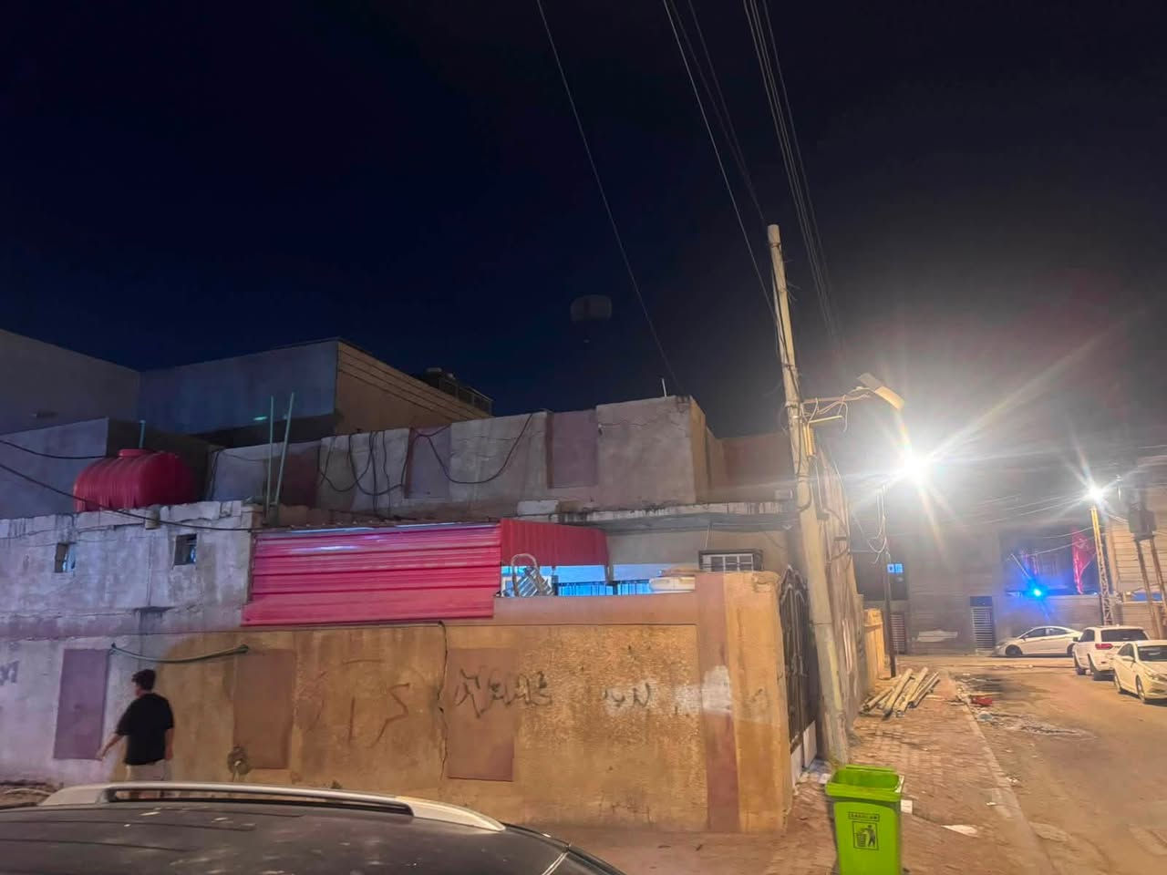 السلام عليكم
بيت بالجنينه شارع المصلحه مجاور دائره الكهرباء
مساحته ١٥٤ متر ركن 
للبيع فقط 
السعر ٣٦٠ مليون قابل للتفاوض 
للاستفسار الاتصال على الرقم
***********

