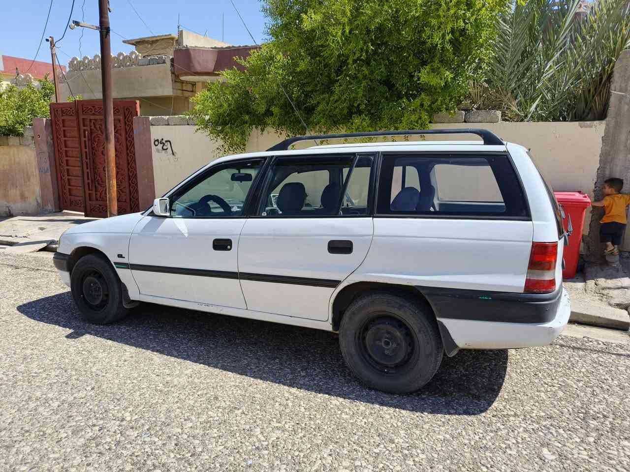 سلام عليكم اخوان عندي سياره استرا استيشن لون ابيض موديل 93سياره الصدر الامامي والخلفي جديد بل احࢪه يعني طخم جديد باتري جديد تايرات جدد سياره موضح بل صوره النظافه  العنوان نينوى للتواصل على هاذا رقم***********  الغرامات صفر  السعر48وبي مجال شي بسيط شراي يتصل عل رقم
