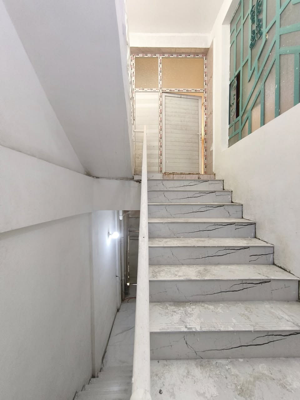 شقة للايجار مساحة 200
غرف نوم 2 وصالة واستقبال ومطبخ وصحيات وبلكونة 
قرب الكراج الموحد 
***********
