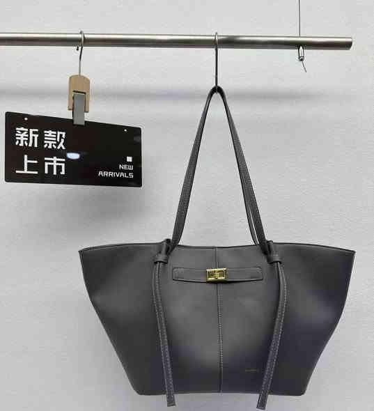 حجم كبير العرض 54 سم ارتفاع 15 سم  
#احذية_وحقائب_خالد خانقين مجمع شاكر رضا
 توصيل داخل خانقين وكل المحافظات 
واتساب *********** 
صفحتنا على الانستا 
‏https://www.instagram.com/khaled_bags_shoes?igsh=aHgzNnAyeDc0cGd1
السناب 
‏https://www.snapchat.com/add/khaledzahawe?share_id=GwP3kgwzTro&locale=ar-EG-u-nu-latn
التيك توك 
‏https://www.tiktok.com/@khaledzahawe?_t=8kEouIPTpO1&_r=1
الفيس 
‏https://www.facebook.com/khaledbagsshoes?mibextid=ZbWKwL
