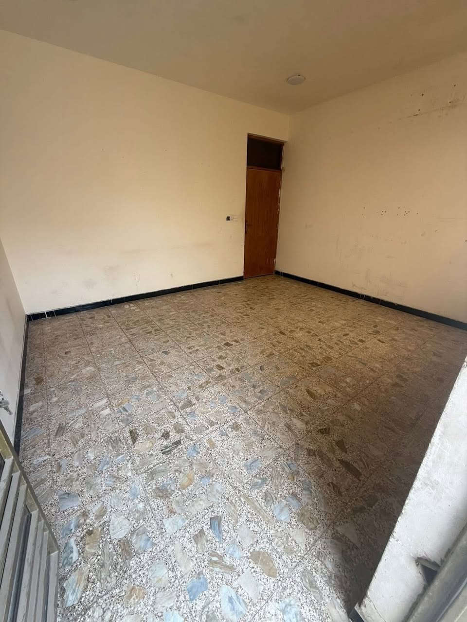 بيت للإيجار
🔹 المساحة: 50 متر
🔹 يتكوّن من:
 •غرفتين نوم
 •صالة
 •مطبخ
 •كراج
 •خدمات متوفرة
📍 العنوان: الدورة – حي آسيا
📞 للاستفسار: ***********
