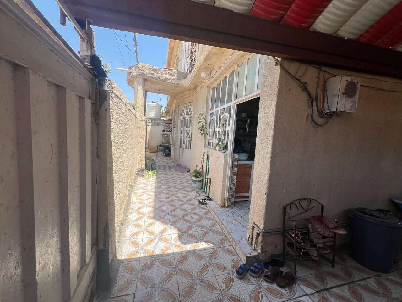 دار للبيع الموقع شارع 20 قرب مطعم ليث العماري الموقع ركن البيت مكون الطابق الاول غرفه وصاله واستقبال وحمام داخلي ومطبخ وصحيات خارجيه ايضا //الطابق الثاني غرفتين نوم وصاله البيت طابوك جمهوري / الاستفسار اتصل ع الارقام--***********-
