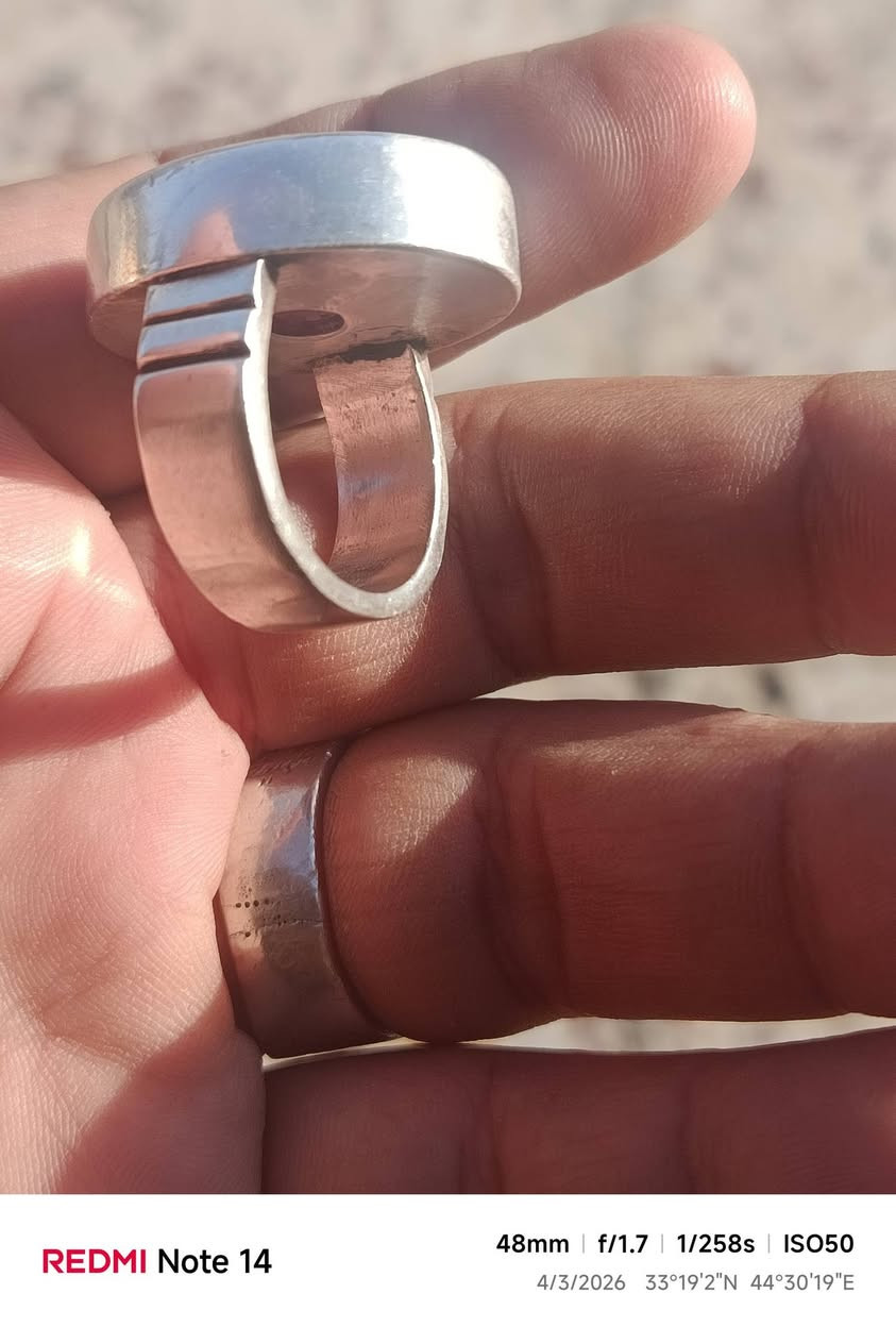 يماني مخطوط حرز سيد علي القاظي  من اعلى الحجر ومن الاسفل صياغه يدويه ثقيله
وزن الخاتم 28 غرام 
قياس 25 
***********
فضه عيار 999 
موقع اسم الصائغ  
السعر 150 الف  سعر نهائي
