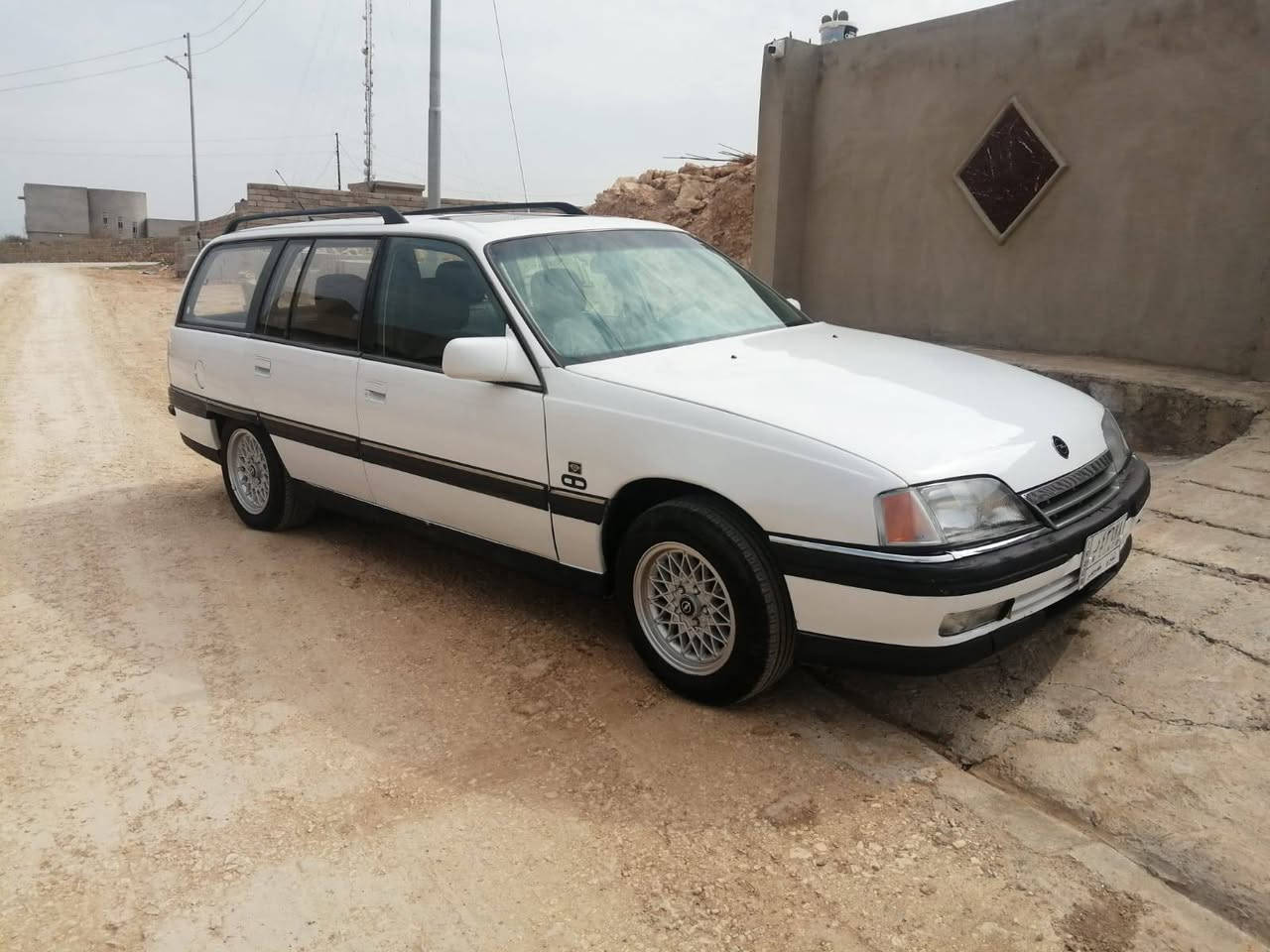 السلام عليكم 
اوبل اوميكا للبيع 
موديل 91 محرك 20 كير عادي محرك وكير شرط 
رقم الماني سنويه  2029
كابون بنزين بي صبغ حزام جمالي شرط بدون دعم سياره حلوه جهازه السعر 35
‏‪0751 857 9249‬‏
