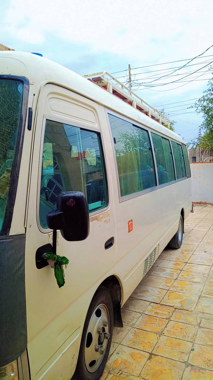 كوستر مديل 15 سياره فول جوبلس اصل 
سله داخليه حاكيه
محرك وكير واكسل وطخم تاير تبريد تتدفئه كله شرط منظومة غاز كشن استاركس رقم بغداد انكليزي مصفره من كلشي باب كهربائي 
بيها شويه صبغ يم الدرج سياره جاهزه 
السعر 345 وبيها مجال 
مكان ناصرية قضاء الغراف 
***********
