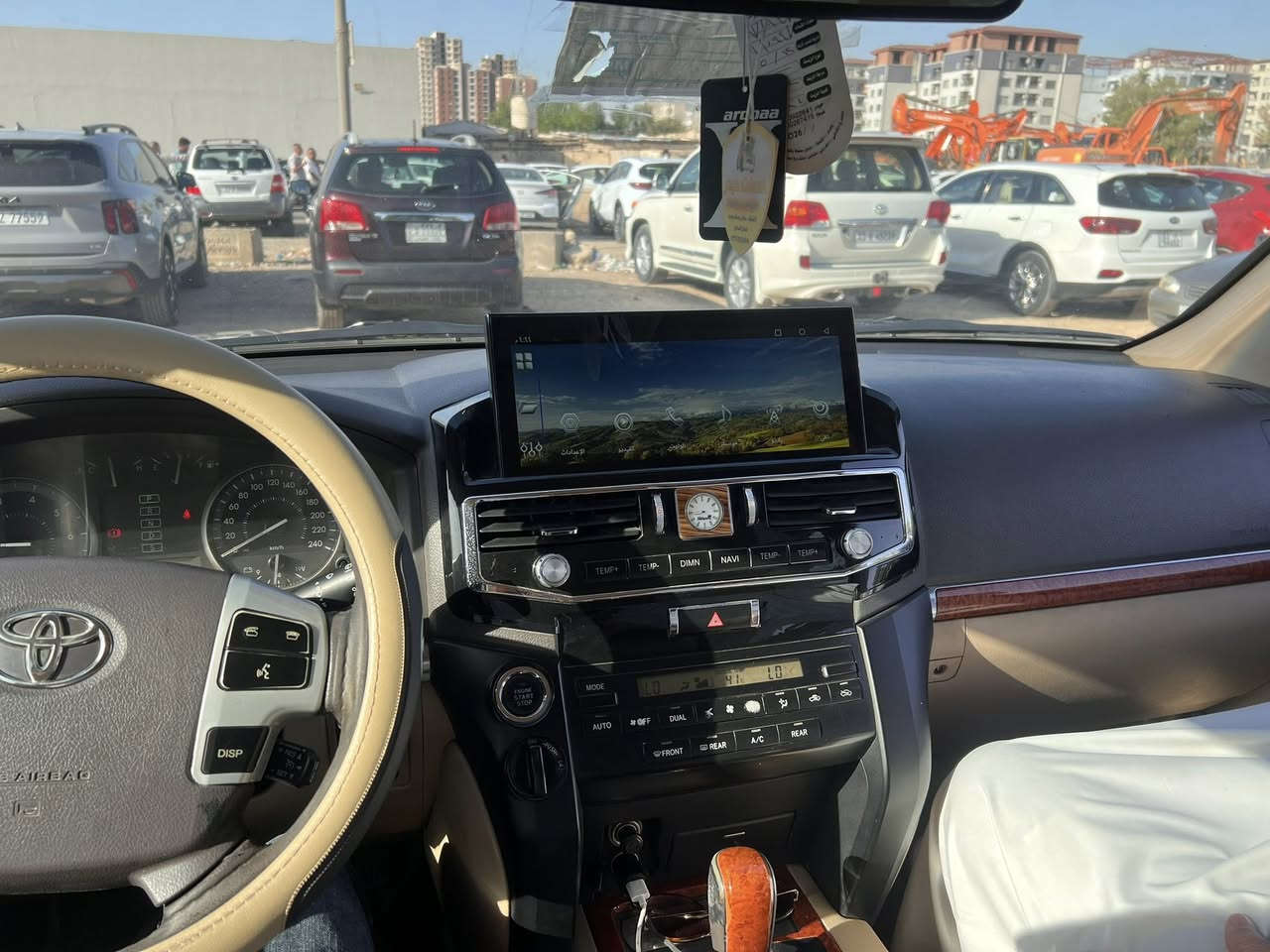 السلام عليكم ورحمة الله 
سيارة تويوتا لاندكروزر 2013 للبيع فقط
اللون اسود 
‏Gx.r  v6
179,000km
فول مواصفات بريم
اخوان ما يحتاج اذكر مواصفاته لان معروفة فول مواصفات 
السيارة كفالة عامة فقط بارد بالباب الخلفي عكس السايق 
ورصعة بالباب الصندوق 
رقم بغداد باسمي الشخصي 
عنواني بغداد 
للاستفسار اكثر
***********
***********
