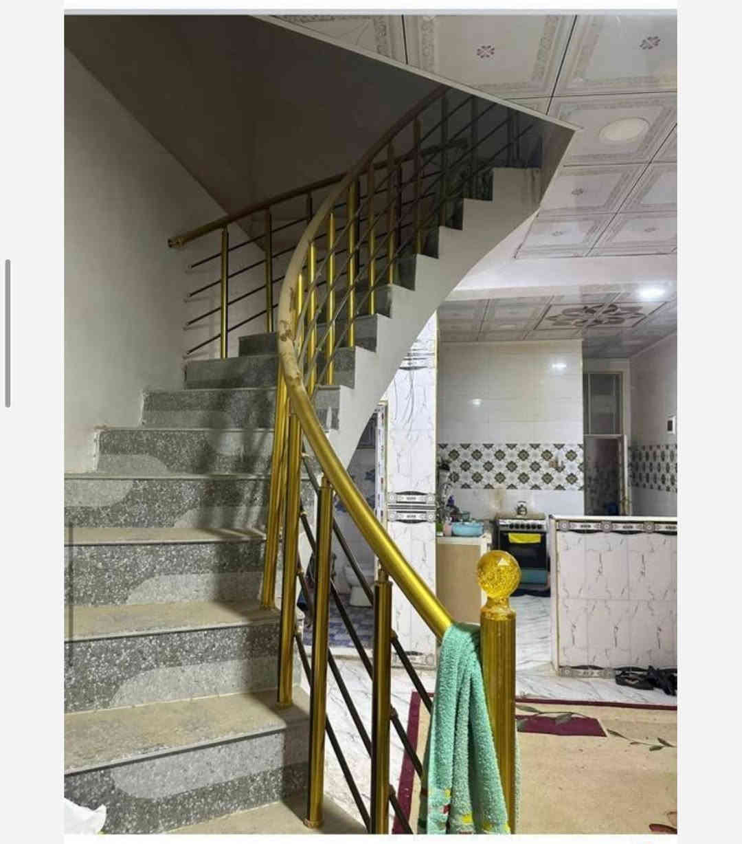 بيت للبيع مساحة ١٠٠م جديد في الكوفة حي ميسان بال ٢٣ قرب شارع عودة يحتوي على طابق ونص الطابق الارضي يحتوي على غرفة وصالة واستقبال ومطبخ وصحيات داخلية وخارجية الاساس والسقف صب كونكريت البناء طابوك الارضية بورسلين والجدران سيراميك وسقوف ثانوية الطابق الاول يحتوي على غرفة وصالة السقف شيلمان البناء ثرمستون عمر البناء ٤ سنوات السعر ١٢٠ وبي مجال بسيط للإستفسار اكثر عالخاص او الاتصال على أرقام المكتب 
*********** 
*********** 
او مراجعة مكتب الحسيني للعقار في حي ميسان الشريط قرب شارع عودة
