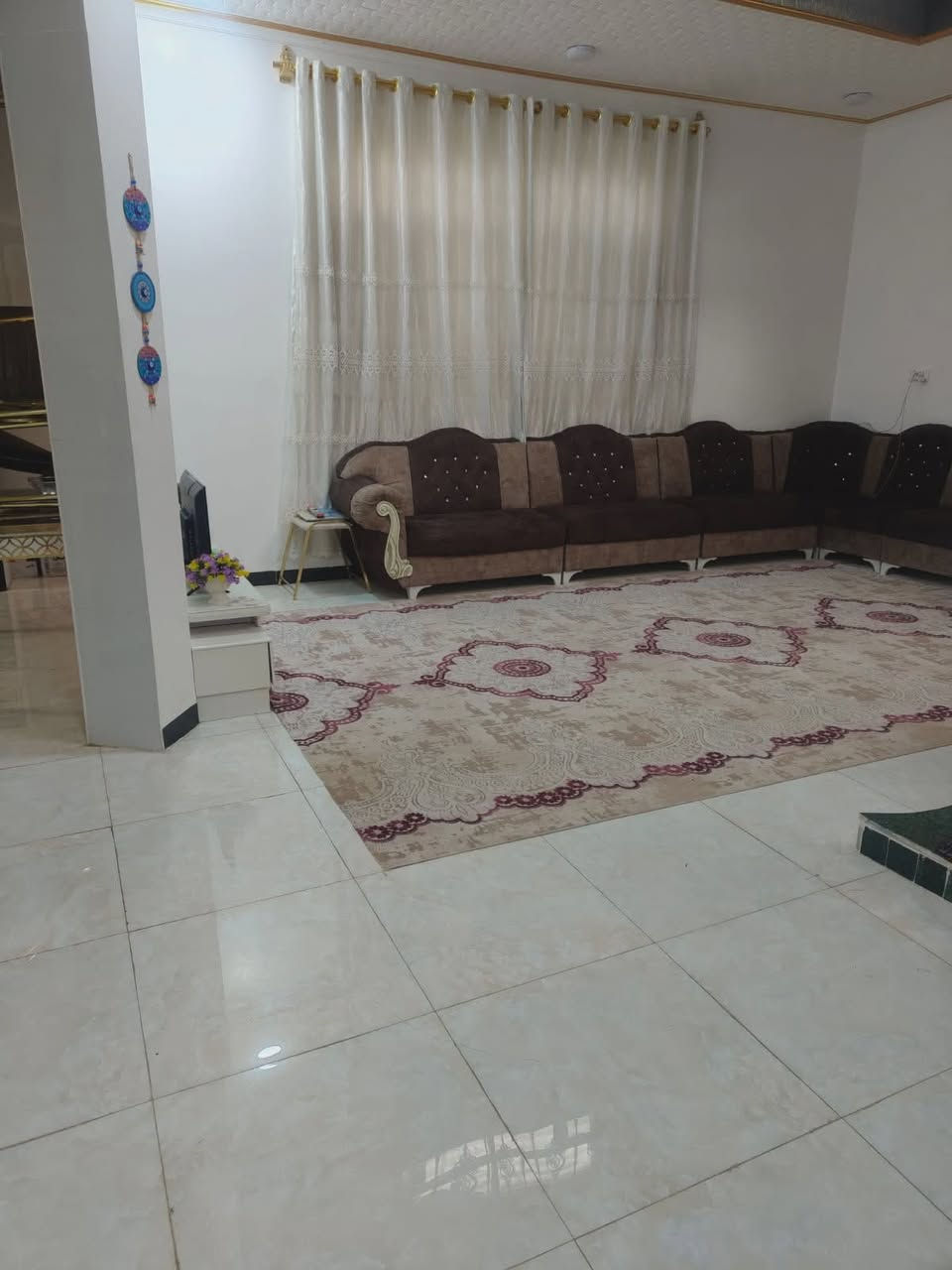 دار طابو صرف للبيع مساحته 200 متر 10×20 بناء 2025 طابقين يحتوي الطابق الارضي على غرفتين نوم ومطبخ واستقبال وهول كبير ومجمع صحي .والطابق الثاني غرفتين نوم ومجمع صحي البيت يحتوي على سطحين وبيتونه كبيرة وصحيات خارجيه  ايضا ..موقعه في المهندسين خلف التجاري مباشرة مقابيل شارع ام البنين ...  علما ان الدار مطلوب اسكان 50 مليون وللاستفسار اكثر  واتساب *********** ..
