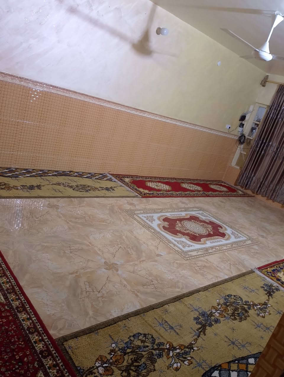 السلام عليكم دار للبيع مساحه 320 البيت طابقين طابو صرف بي خمس غرف نوم بي هول عدد 2 مطبخ حار و بارد الموقع معل السوس ***********
