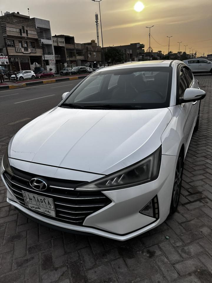 السلام عليكم
النترا 2020 خليجي للبيع 
السيارة كفالة عامة من الصبغ   
فقط تبديل جاملغ امامي عكس السائق اصلي ( بسبب طخة بسيطة وتوجد صورة الجاملغ القديم ) 
كير ومكينة كفالة 
مكينة 2000 دوش 
فول مواصفات ( بصمة تشغيل ، بصمة ابواب ، فتحة بالقمارة ، شاشة وكاميرا خلفية ، حساس امامي وخلفي ، تحكم ستيرن ، كشنات جلد ، اشاير بالمري والمري شفط ، داخل صاج ، مود درايف ، بصمة صندوق ، تبريد قطعتين ) 
رقم بغداد تحويل مباشر  
مكان السيارة بغداد 
السعر ١٥٧ورقة وبيها مجال 
للاستفسار 
***********
