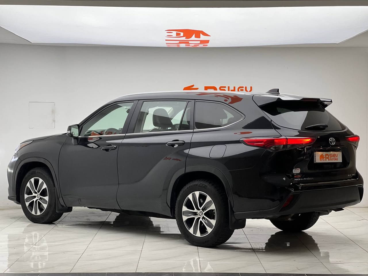 Toyota Highlander 2023
تويوتا هايلندر  ٢٠٢٣
مواصفات XLE فول مواصفات فتحة سقف

مكينة ٤ سلندر حجم ٢.٥ لتر تيربو 
 
ماشية 76,000 ميل  و بحالة جداً ممتازة 

السيارة بيها ٥ قطع صبغ حادث خفيف بدون دواخل و شواصي ايرباك سقف و ستيرن راجع سستم شركة  

السيارة رقم دهوك الدولي سنوية جديدة
مكفولة من كير و محرك و كهربائيات

و ب سعر(229$) ورقة و بيها مجال للطيبين

مكان السيارة

دهوك -معرض ارشف R-Shev
رقم51 من معارض التيرمينال 

***********
*********** دهوك, العراق
