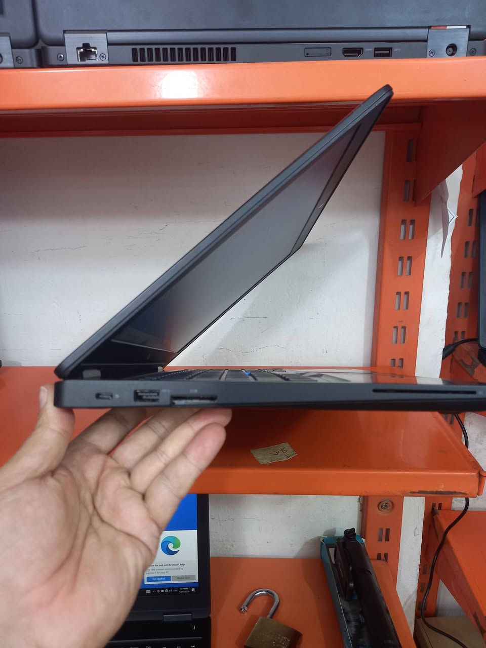 لابتوب دل dell 
الجيل الثامن . فئة المعالج H 
المعالج كور اي 5 الجيل 8
من الفئة H
الهارد    256  ssd 
الرام 8.  ddr4 
كارت الشاشة  4  شير 
حجم الشاشة  14 
الشاحنة اصلية 
يحتوي على منفذ تايب سي للشحن او نقل البيانات
نظام التشغيل ويندوز 10 عربي انكليزي 
الملحقات شاحنة وجنطة 
السعر  225
***********
***********
يوجد توصيل

متوفر 
تتوفر مجموعة لابتوبات بأسعار مناسبة ومواصفات
