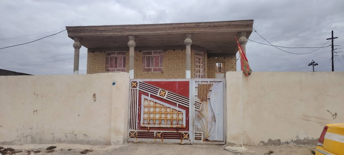 عندي بيت مساحه 900م ركن وقريب علشارع لعام. منطقه ابو شطيب. بضهر لمجمع طبي حسينيه لمام رضه شارع لعام.  بي عرفتين 5×4 ومطبخ 5×4 وصاله. وستقبال 8 ×4 وساحه 300 م جبيره. لبيت تقطيع حسب طلب;;;***********::سعر 110
