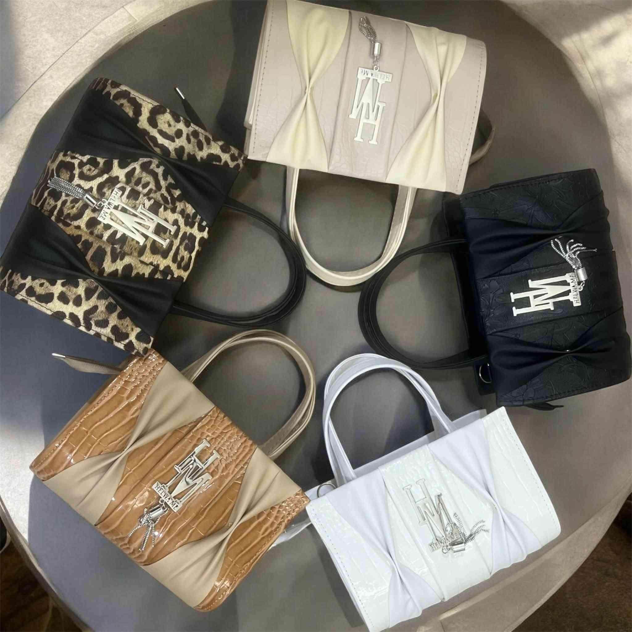 تشكيلة رائعة من الحقائب النسا ئية كوالتي عالي 
جملة فقط سعر الدرزن ٤٥ الف فقط
يوجد توصيل كافة محافظات العراق
للحجز يرجى مراسلة الصفحة او الاتصال على واتساب ***********
