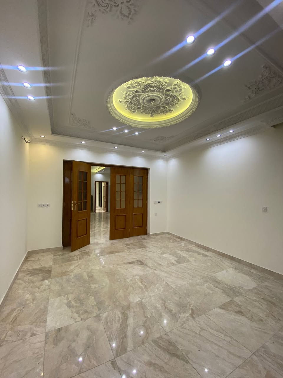 🔱لـــلـــبــيــع في الــسـيـديـة 🔱
📍موقع السيدية الظباط خاف جامع الاقصى 

🏠مساحة 130 متر واجهه 6،5 نزال 20 

شارع 15 رصيف 2 متر 

جديد ممسكون بناء سنه 2025 

يتكون من مدخلين 

مطبخ صاله +خدمات الى الصاله جلسه وغرفه نوم سويت

الطابق الثاني ثلاثه نوم خدمات عدد ثلاثه 

الطابق الثالث غرفه نوم صاله مطبخ خدمات عدد 2 

واجهه مـرمـر 

ارضيه مرمر 

باب داخل تفصال 

باب قاصه 

سبالت دفن 

كامرات دفن 

خزان ماء عدد 3 

سخانات عدد 3 

🔴 نكفيك عناء البحث ✔️ لتمتلك عقارك

عندك بيت 🏠 وحاير شلون تبيعه نحن نجيبلك المشتري وبسعر الذي يناسبك

عندك بناء 🏗️ وما عندك وقت تبني نحن نبني لك بأسعار تنافسيه وبكوادر هندسيه مع توثيق مراحل العمل بالتصوير حتى تكون مطمئن

عندك عقار تريد تستثمرة ومتعرف شلون ❗️

تكدر كلشي تسوي تبيع وتشتري وتستثمر وأنت مطمئن 💯

‏‎💰 التعامل والتفاوض مباشر مع صاحب العقار 

للاستفسار /

مكتب رافدين الخير للوساطة العقارية 

السيدية _شارع العلوة_مجاور مطعم سماش

هـ/***********
