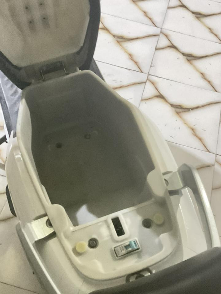 السلام عليكم
دراجة نوع تالك أسم الطراز16F  موديل2024
6 بطاريات بحاله جيده
3 سرع السرعه الكامله 60كم 
والمسافه تمشيك اكثر من 50 كيلو متر 
الدراجه جيده بيها مشاكل بسيطه الي هيه السكليتر راخي وديخلي الدراجه تمشي وحدها بس هيه كلش طبيعيه ومثل ماموصحه المشكله بالفيديو 
والمشكله الاخرى هي دكمه الهورن والP بيها سبرنك مموجود ونضام البارك مديشتغل (هو سابقاً يشتغل لكن اني اخذت السبرنك وخليته للهورن لأن اهم) وثنينهم ميكلفن وهم بيها كم شخطه كذلك 
الدراجه شوفه عينكم 
للتواصل ***********.
