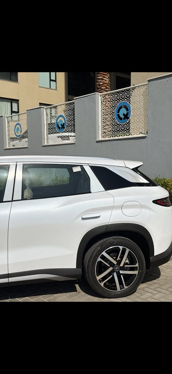Song L 
2025 
 (لون ابيض المرغوب ) 
سقف بنوراما 

رقم بغداد باسمي تحويل ثاني يوم
ماشية 2900 km 
ماشية على الكهرباء 1500km 
وعلى الشحن 1400km 
البطارية 120 km 
السيارة عليها اضافات 
✅ برمجة وتحديث والسيارة اونلاين من مهندس عمر 
✅السيارة مفولة بانزين سوبر قبل ايام الازمة وما  بيها قطرة محسن لان استخدامها قليل 
✅ عليها نانو سيراميك 

🔴غراضها كاملة ومناقصها اي شي 
 
مكان السيارة : حي الجهاد 

السعر : اتصل 
متوفر واتس اب ***********
