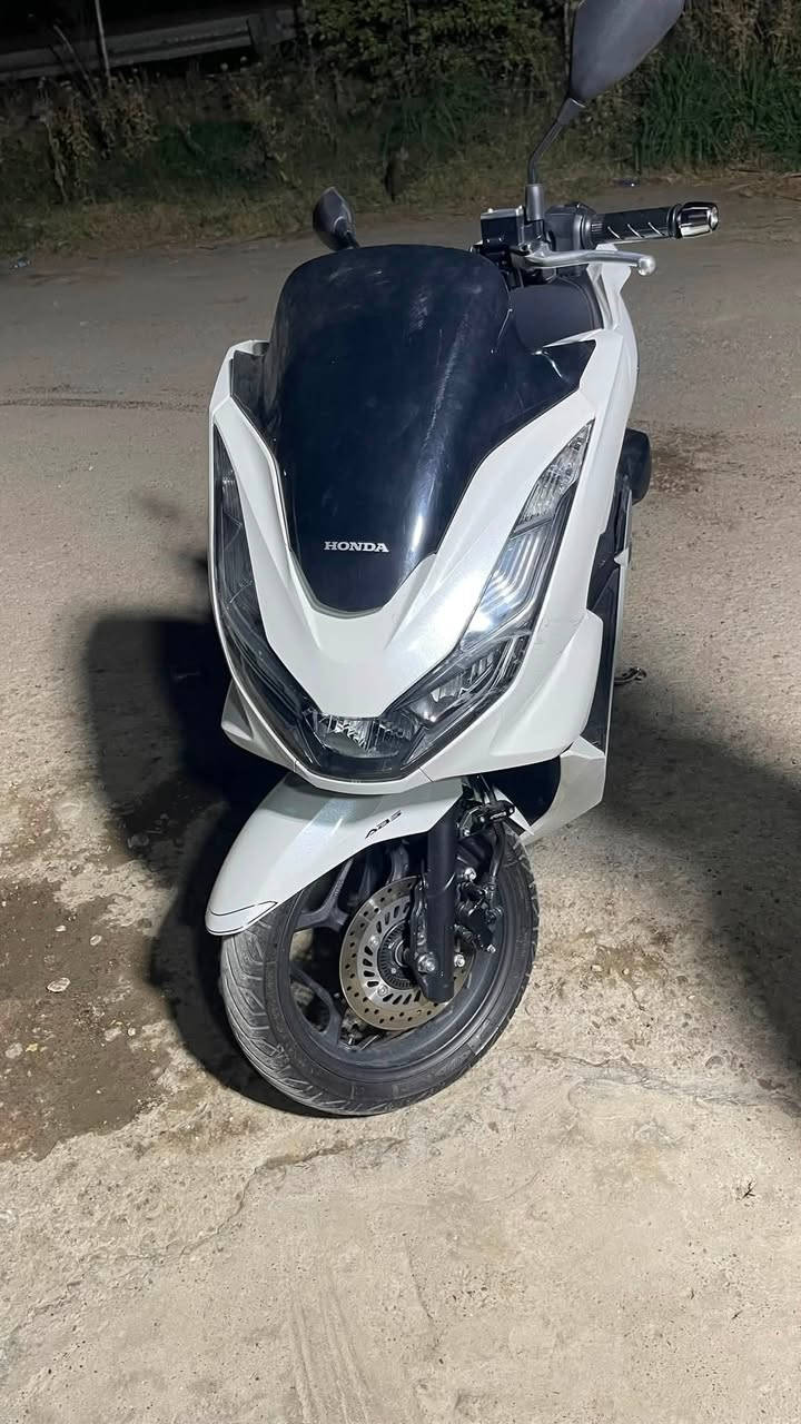 السلام عليكم pcx الجيل الرابع بيها حادث بصيط فقط جامة المازدة ماشية 17 الف كفالة مكينة وكفر فقط ملاحضات بصيطة
***********
مكاني سبع ابكار
ملاحضة الدراجة وارد يابان
