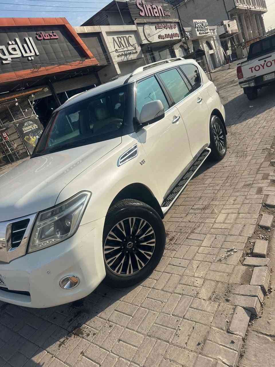 السلام عليكم للبيع باترول موديل 2014 جديدة لوك ماشية 109 حقيقي بيها بارد صغير جدا بل البنيد السيارة بعدها ع وضع الوكالة مكانها منصور ومحرك المرغوب SE للاستفسار ***********
