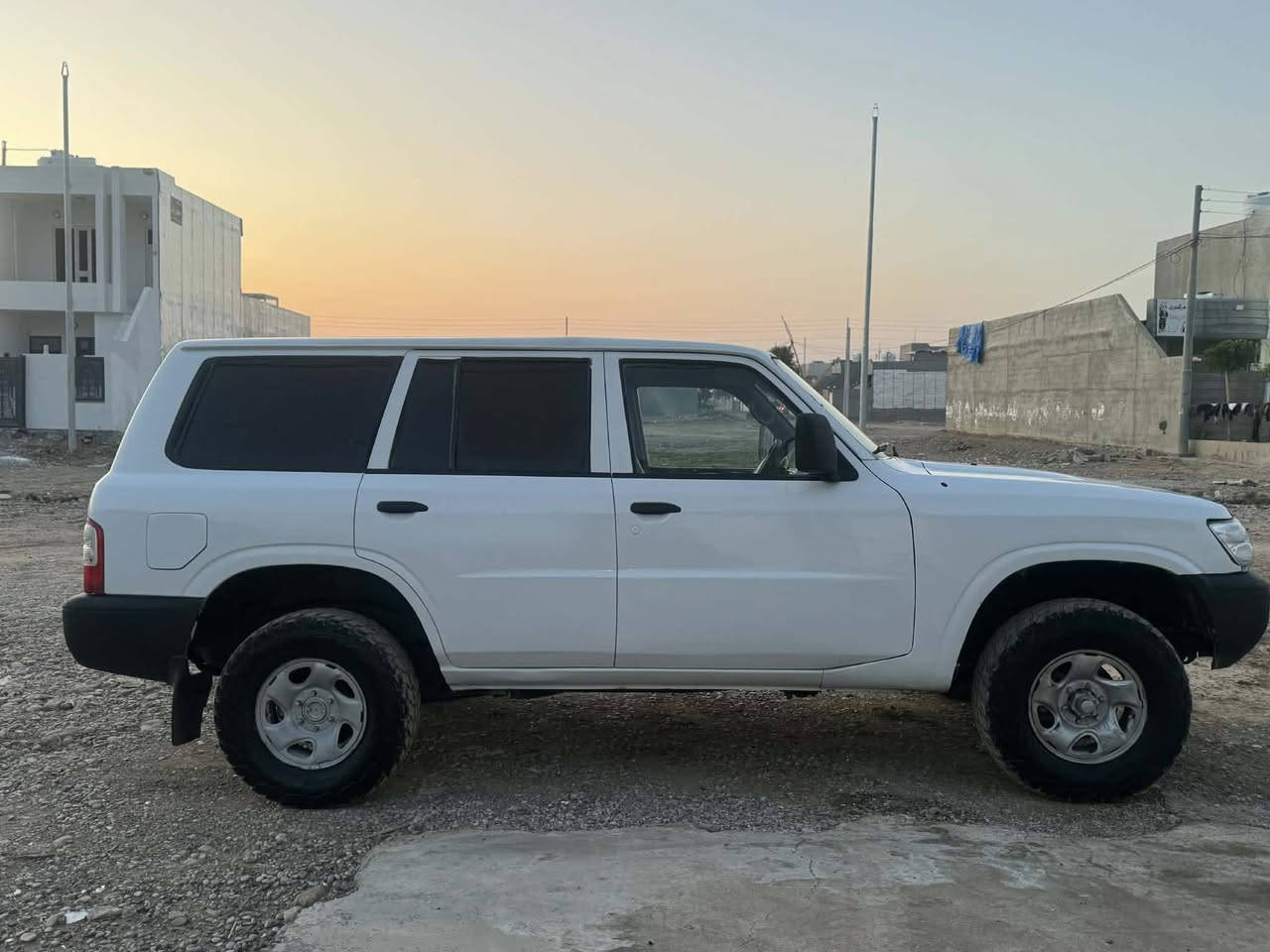 پاترۆڵ ٢٠٠١
کوێر
مزایدە
حیزام بۆیاخ 
شان و سەقف و دوو دەرگای دوای بۆیاخ نیە 
بەتانەی یەک لای تەقیە 
گێڕ و مەکینە وەشەرت 
دەعم و لێدراو و وەرگەڕان وەشەرت 
کتاب مزایدەی لەگەڵە
٦٠ و معامەلە
گۆڕینەوەش ئەكەم بەشاھینە 
***********
