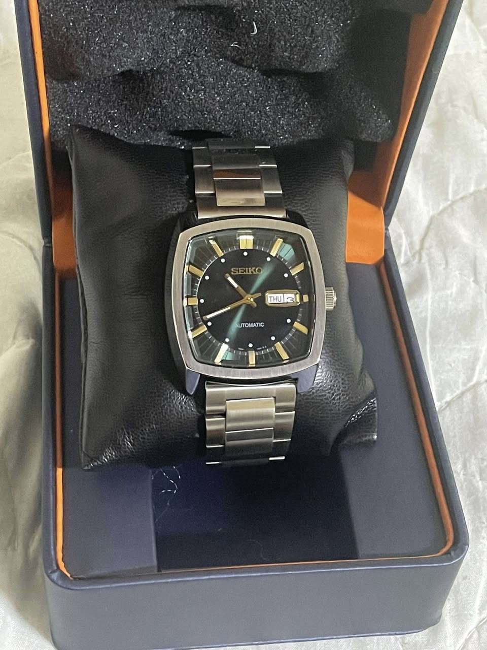ساعة سيكو أوتماتيك ياباني أصلي لوك بدون أوراق الحجم كبير نافذه للتاريخ يومي وشهري وقت مضبوط جداً فواصل مضيئه السعر 175 ألف للمهتم خاص *********** المكان كركوك يوجد توصيل
