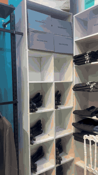 ديكور كامل ملابس للبيع ما عده الملكانات بسعر مناسب واتساب/***********
