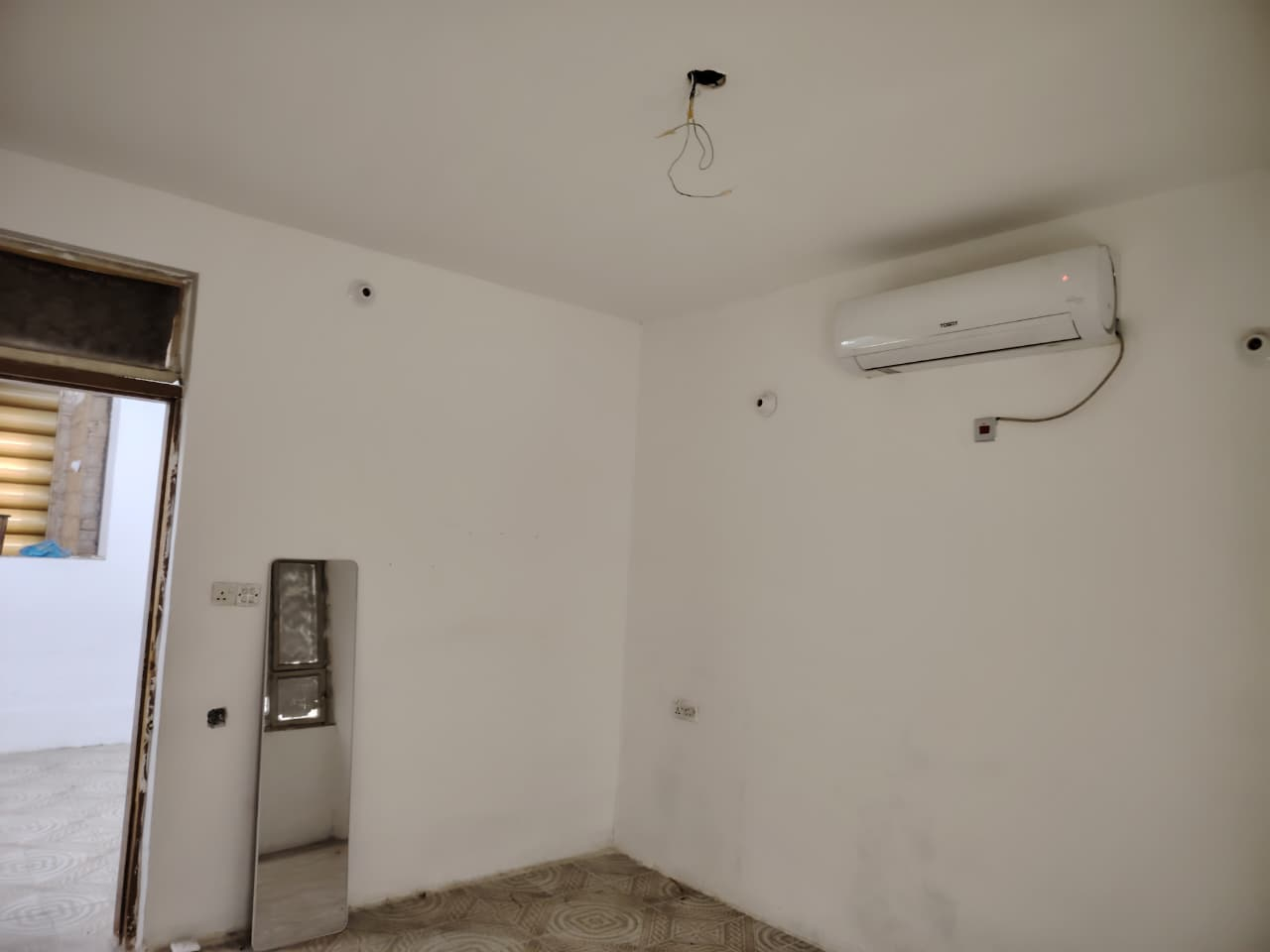 شقه للايجار بغداد_حي الحسين  

 شارع 20 قرب خدمي المطار والمنتزه

 فوق(اسوق ابو ايه)

مساحتها 120 

غرفتين 2 

 غرفه خطار 4*4 

غرفه نوم 5*5

وصاله 3*4

ومطبخ وصحيات 

طابق اول فوق الطابق الارضي 

ايجارها 450 عوائل فقط 

انا  صاحب العقار 

الرجاء اصحاب مكاتب العقار والمروجين لا تعرضوها عدكم بدون زعل اعتذر منكم 

للاستفسار الاتصال او  وات ساب 

 ***********
