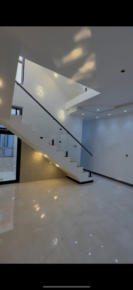 سلام عليكم  بيت البيع بمجمع السلطان
@إشارة
على الشارع الرئيسي عرض الشارع ١٢م 
مساحة البيت ١٢٠م واجهة ٦ نزال ٢٠ 
الشغل البيت كلش مرتب 
يحتوي البيت على ٤غرف نوم -صالة -استقبال 
مطبخ-خدمات -بيتونة-عدد ٢ حديقة ونافورة خارجية
البيت بسمي تنازل من الشركة 
السعر ١٦٧ وبي مجال بسيط 
استفسار اتصال او مراسلة
***********
***********
