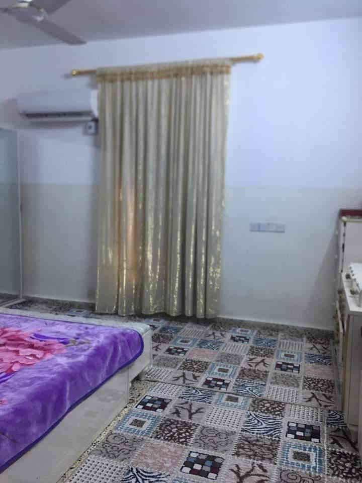 دار للايجار
المساحة ٣٠٠ متر 
طابق واحد غرفتين نوم صالة كبيرة واستقبل كبير والمطبخ حار وبارد حولي كبير كراج يتسع سيارتين مع حديقة كبيره  مع بيتونه كبيره حي العسكري الشركه قرب جمعية الحظره  /ت *********** /***********
