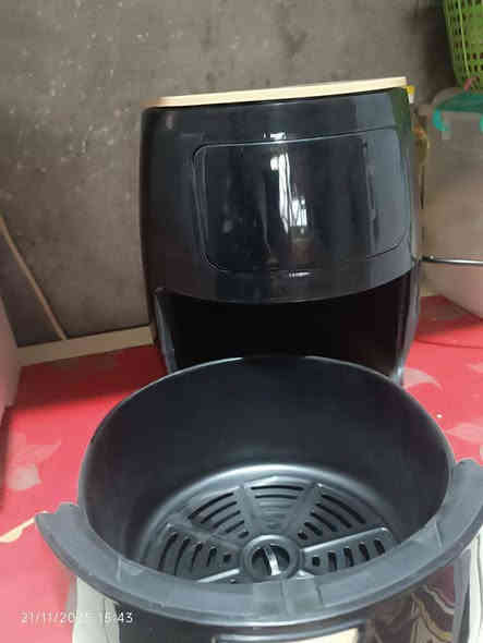 سلام عليكم قلاية هوائيه اشتريته ومحتاج واريد ابيعها ما مستخدمه ولا مرة 6 لتر تكفي دجاجه كيلوين 65 وبيه مجال مكاني البصرة ابوخصيب ***********
